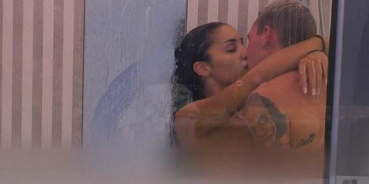 Big Brother: Ο Παναγιώτης και η Ανχελίτα ανταλλάσσουν «καυτά» φιλιά κάτω από τη ντουζιέρα! (vid)