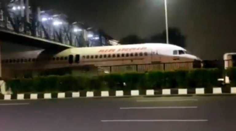 Ινδία: Αεροσκάφος της Air India σφήνωσε κάτω από μια γέφυρα και έγινε viral